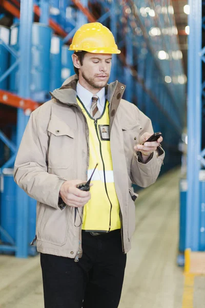 Trabalhador usando telefone celular — Fotografia de Stock