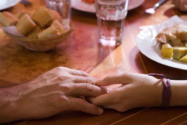 Tomadas de la mano en la mesa —  Fotos de Stock