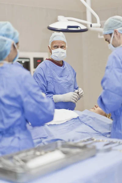 Leikkaussalissa työskentelevät kirurgit — kuvapankkivalokuva