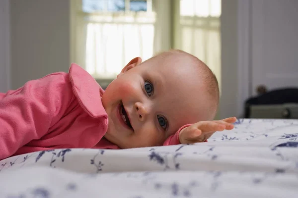 Bebê deitado na cama — Fotografia de Stock