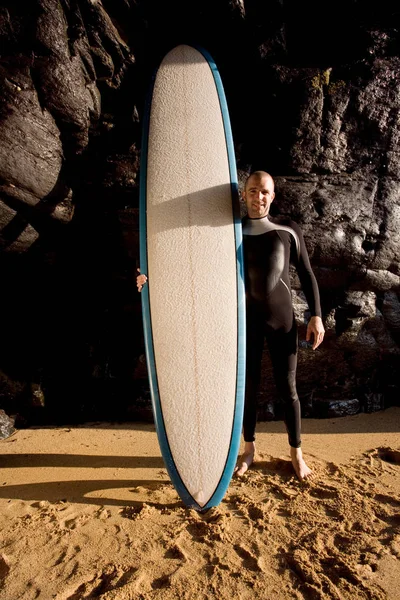 Hombre de pie con tabla de surf —  Fotos de Stock
