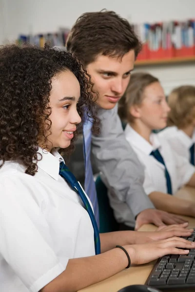 Leraar en meisje met computer — Stockfoto