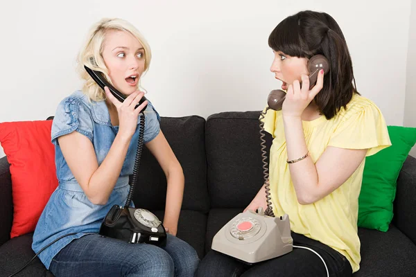 İki kadın telefon görüşmeleri — Stok fotoğraf