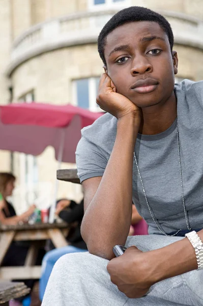 Jongen op zoek nors — Stockfoto