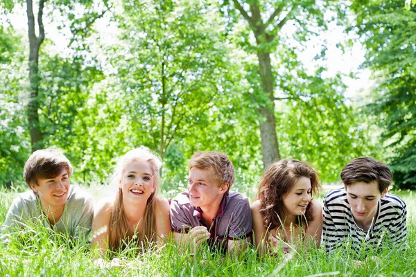 Adolescenti sdraiati in erba nel parco — Foto Stock