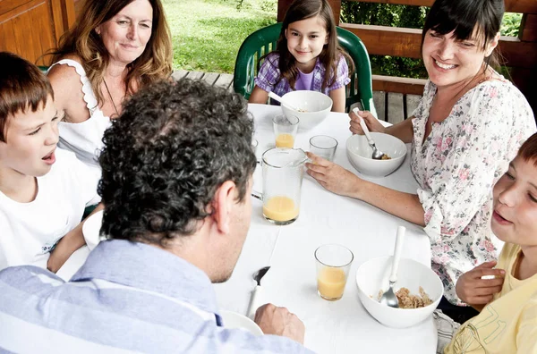 Petit déjeuner familial à table sur terrasse — Photo