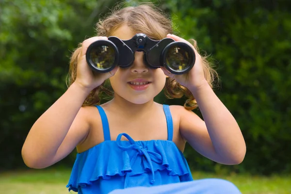 Menina olhando através de binóculos — Fotografia de Stock