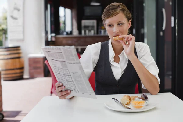 Donna d'affari che fa colazione — Foto Stock