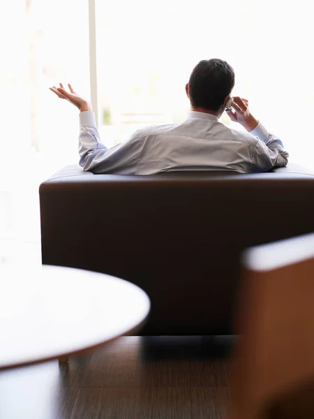 Homme d'affaires au bureau au téléphone — Photo