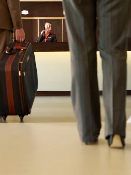 Affärsmannen och kvinnan närmar sig hotel — Stockfoto