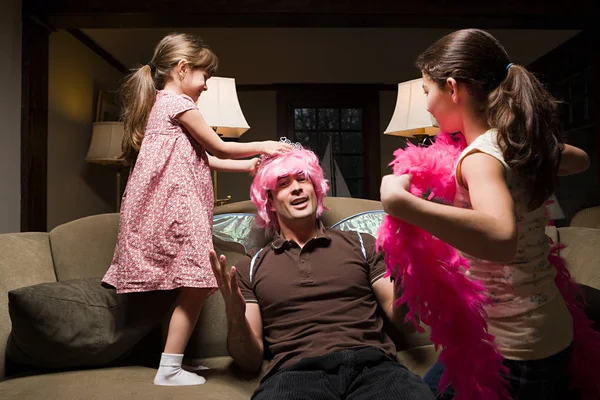 Père et filles jouant robe fantaisie — Photo