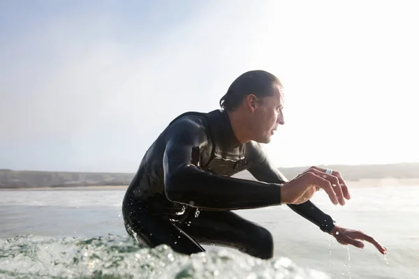 Hombre surfeando ola oceánica —  Fotos de Stock