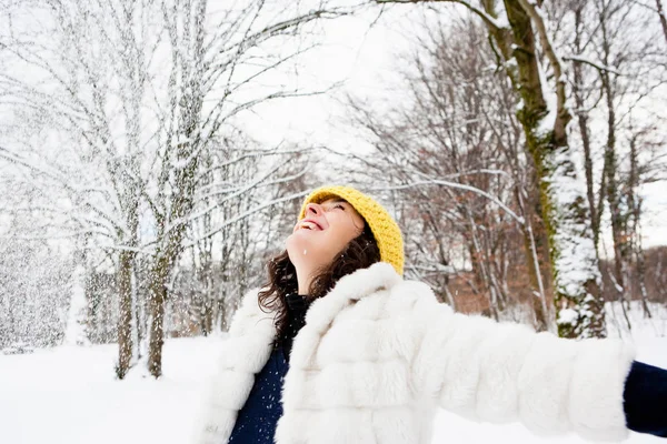 Kvinna dans i snöiga skogen — Stockfoto