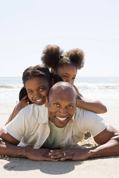 Padre e hijas en la playa —  Fotos de Stock