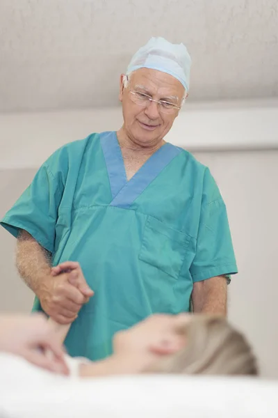 Cirurgião prepara paciente para cirurgia — Fotografia de Stock