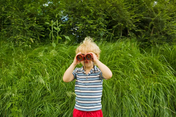 双眼鏡を通して見ている男の子 — ストック写真