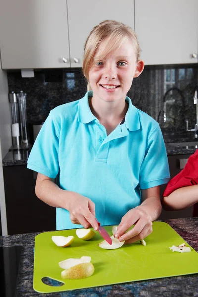 Ребенок готовит еду — стоковое фото