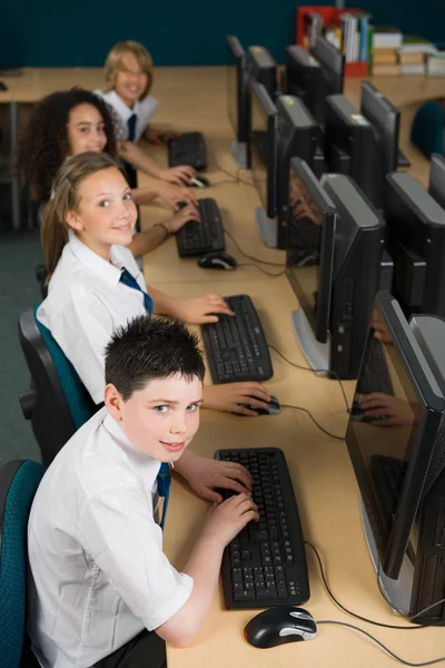 Studenten die aan computers werken — Stockfoto