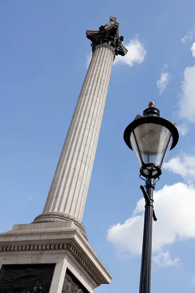 Nelson kolom en street licht — Stockfoto