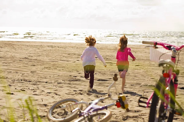 Meninas correndo em direção ao mar — Fotografia de Stock
