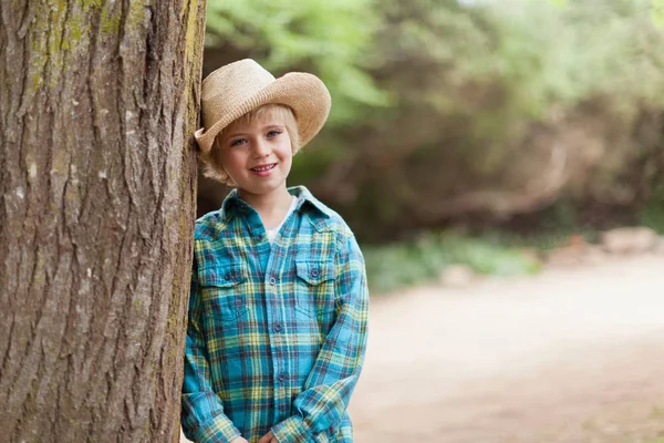 Ragazzo che indossa un cappello da cowboy all'aperto — Foto Stock