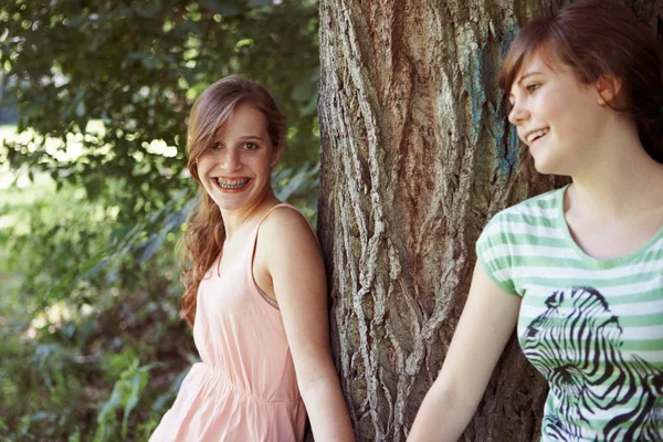 Dos chicas divirtiéndose juntas en un parque — Foto de Stock