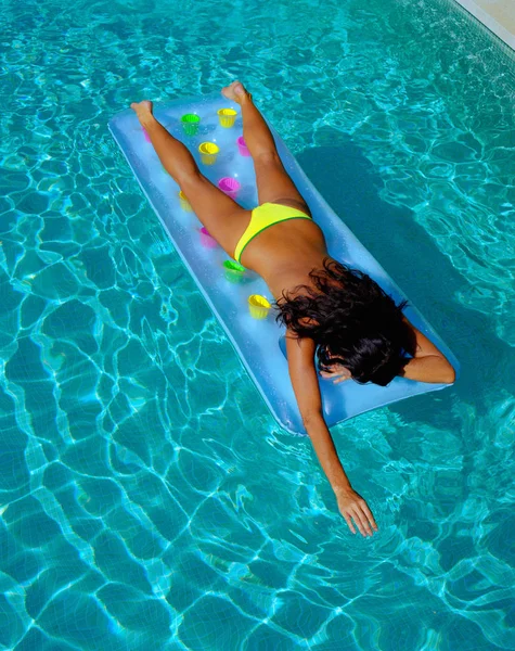 Mujer relajante y flotando en la piscina — Foto de Stock