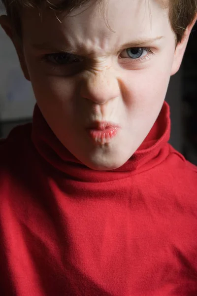 Junge macht Gesicht — Stockfoto