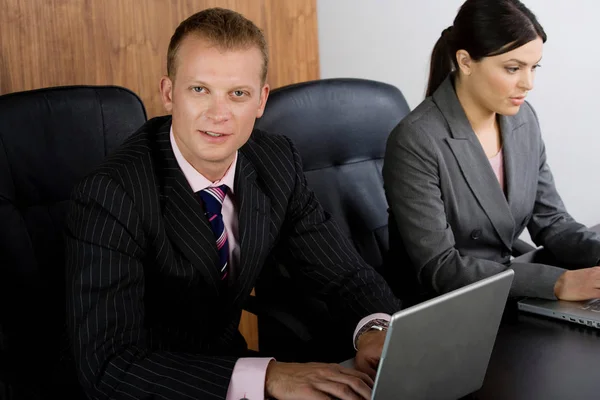 Uomo d'affari e donna d'affari che lavorano insieme — Foto Stock