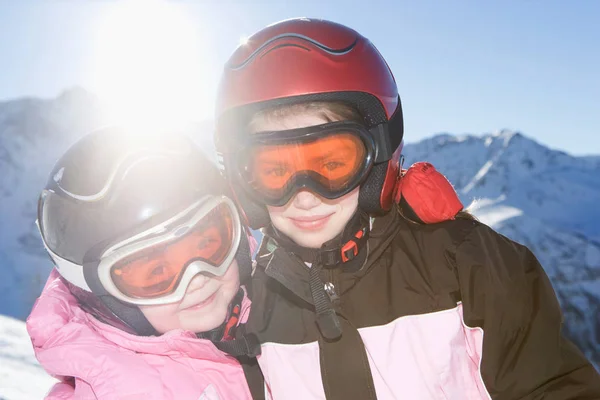 Meninas no kit de esqui — Fotografia de Stock