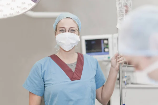 Enfermeira em máscara facial na sala de cirurgia — Fotografia de Stock
