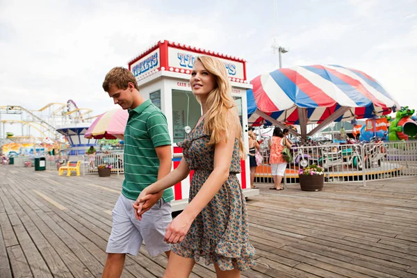 Couple at boardwalk fun fair — Stock Photo, Image