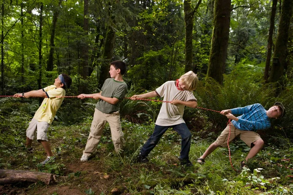 Jungen ziehen Seil im Wald — Stockfoto