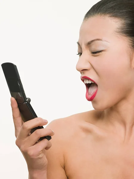 Mulher gritando ao celular — Fotografia de Stock