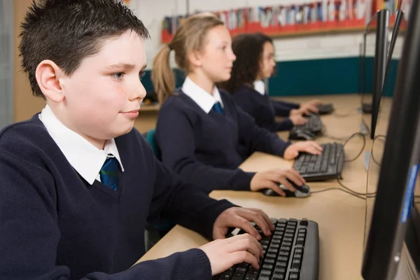 Estudiantes que usan computadoras — Foto de Stock