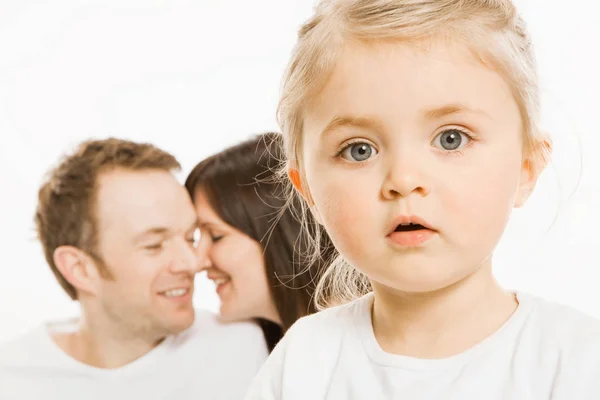 Toddler dziewczynka przed rodzicami — Zdjęcie stockowe