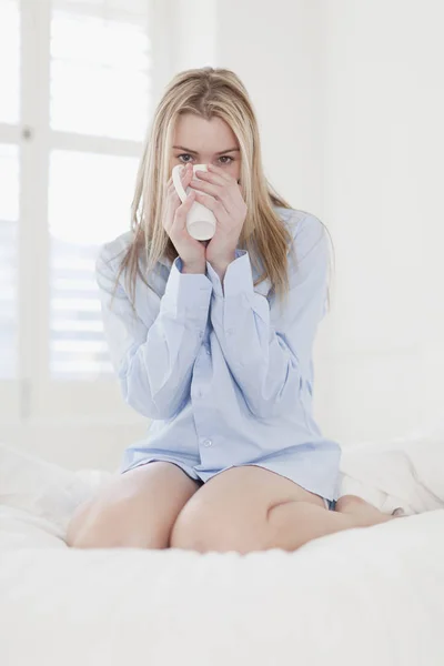 Mujer bebiendo taza de café — Foto de Stock