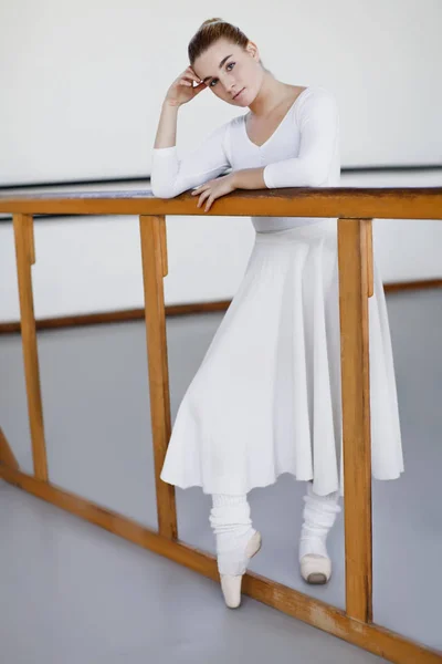 Ballet dancer standing at barre — Stock Photo, Image