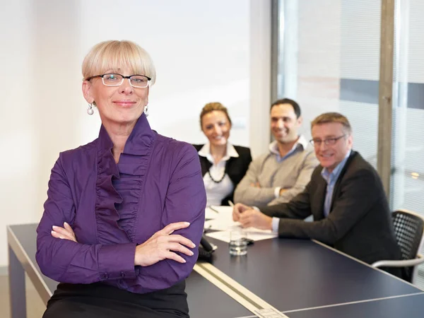 Liderando a mulher de negócios em reunião — Fotografia de Stock