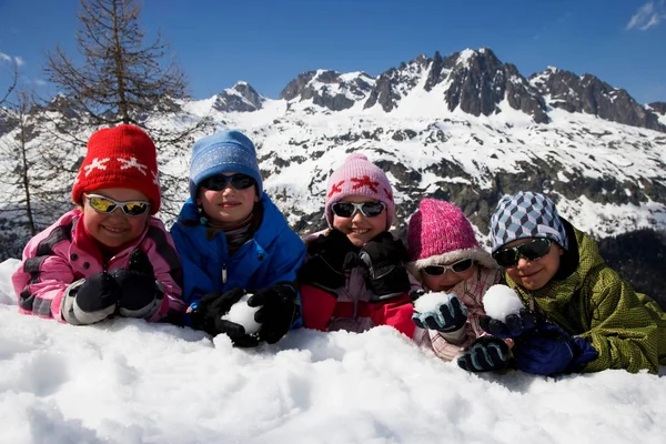 雪の中で横になっている 5 人の子供. — ストック写真