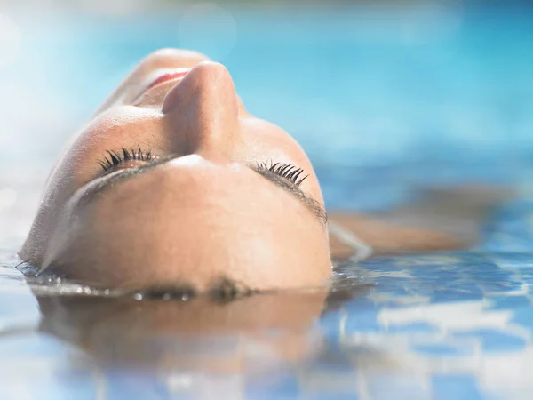 Žena Plovoucí Hotelovém Bazénu — Stock fotografie