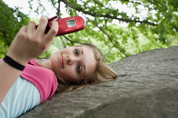 Teenage girl using cellular telephone — Stock Photo, Image