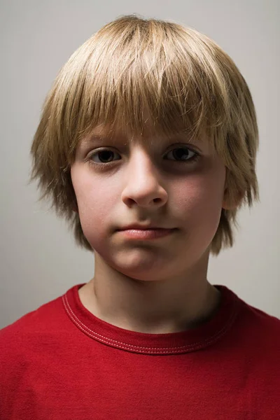 Jonge jongen camera kijken — Stockfoto