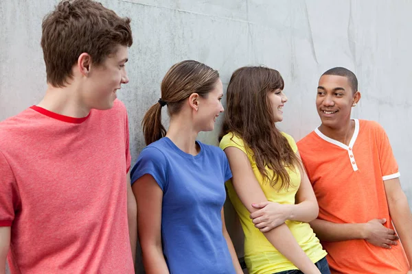 Young friends standing outside — Stock Photo, Image