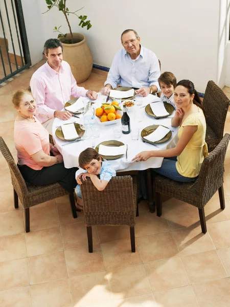 幸せな集団肖像昼食をとる多世代家族 — ストック写真