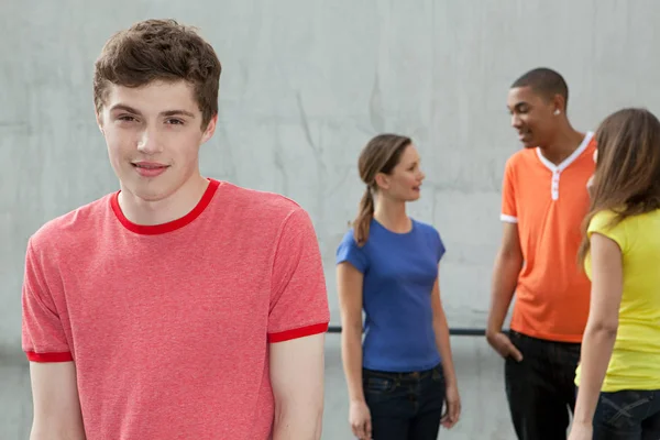 Joven con amigos — Foto de Stock