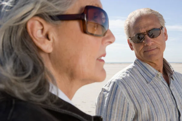 Старша пара носить сонцезахисні окуляри — стокове фото