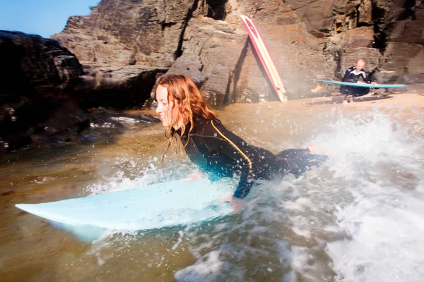 Femme sur planche de surf souriant dans l'eau — Photo