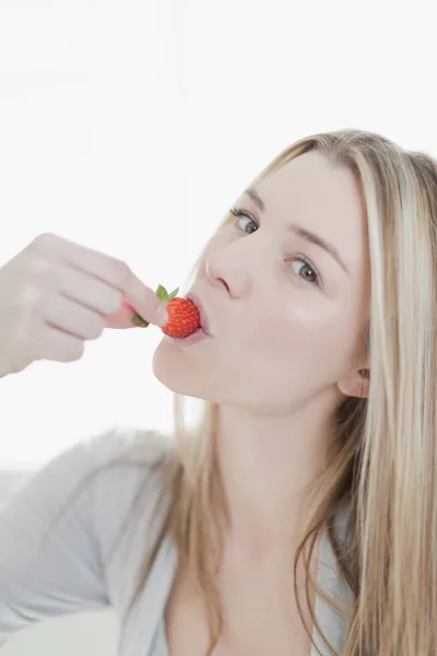 Mulher comendo morango — Fotografia de Stock