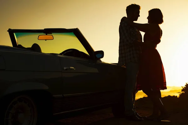 Silueta de abrazos de pareja — Foto de Stock